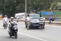 Clip chặn đầu xe xin tiền giữa Hà Nội