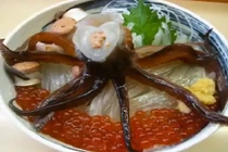 Hãi hùng tô mỳ trộn hải sản ngọ nguậy