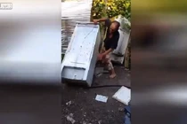 Bật cười gã say đánh nhau với tủ lạnh