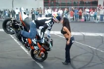 Choáng với màn biểu diễn mô tô... hôn bạn gái
