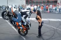 Choáng với màn biểu diễn mô tô... hôn bạn gái