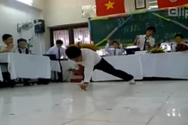 Ngả mũ trước màn chống đẩy bằng 1 ngón tay