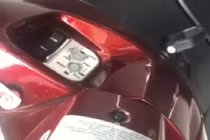 Vạch trần thủ đoạn phá cốp xe máy trong 3 giây