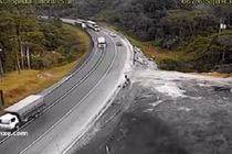 Kinh hoàng khúc cua tử thần xé xác xe tải