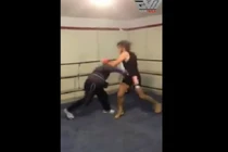 Clip: Ông già hạ đo ván trai trẻ