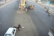 Quan sát khi sang đường, người đàn ông vẫn bị xe đâm