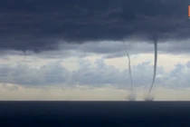 Clip: 2 vòi rồng khổng lồ trên biển như ngày tận thế