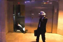 Hết hồn gặp mafia thanh toán trong thang máy