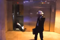 Hết hồn gặp mafia thanh toán trong thang máy