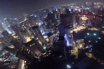 Thót tim màn nhảy dù từ tòa tháp đôi cao nhất thế giới