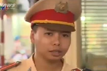 CSGT trả lại bọc tiền cho người nhặt rác đánh rơi