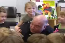 “Siêu nhân” cảnh sát bảo vệ trường tiểu học ở Mỹ