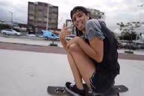 Xem gái xinh nhảy múa trên ván trượt