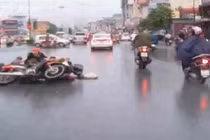 Clip: 2 xe máy đâm nhau trực diện trong mưa