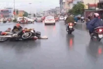 Clip: 2 xe máy đâm nhau trực diện trong mưa