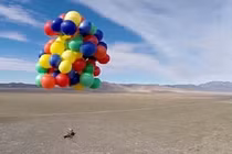 Bay cao 2.000 mét nhờ 90 quả bóng bay