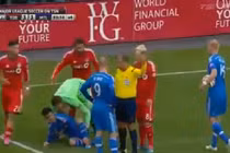 Clip: Thủ môn vạch mặt cầu thủ ăn vạ câu giờ