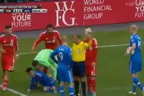 Clip: Thủ môn vạch mặt cầu thủ ăn vạ câu giờ