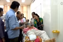 Xót xa 2 cha con gặp tai nạn, phải lắp chân giả