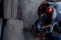 Clip hai thanh niên sang chảnh trộm xe máy nhanh như chớp