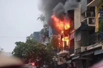 Ngôi nhà trên phố cổ Hà Nội bốc cháy dữ dội 