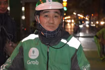 Nghẹn lòng chuyện những người "trốn Tết" xa nhà kiếm cơm