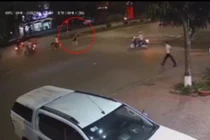 Video: Bế trẻ qua đường, người đàn ông bị tông xe văng gần chục mét