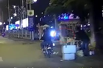 Video: Hai thanh niên cướp bánh mỳ trên đường khiến dân mạng dậy sóng