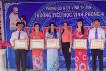 Miễn nhiệm nữ hiệu trưởng cầm giấy khen của đồng nghiệp để 'ra oai'