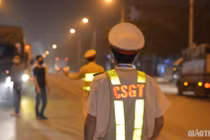 Ùn dài 6km tại cửa ngõ vào Quảng Ninh, tài xế phải chờ 4-6 tiếng để kiểm tra dịch 