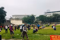 Người dân ngồi ngay ngắn, kín SVĐ chờ đến lượt vào cây “ATM gạo” ở Hà Nội