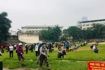 Người dân ngồi ngay ngắn, kín SVĐ chờ đến lượt vào cây “ATM gạo” ở Hà Nội