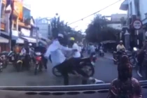 Video: Nam thanh niên đánh người tử vong sau khi va chạm giao thông
