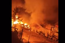 Video: Hỏa hoạn trong đêm, thiêu rụi 3 căn nhà ở Lai Châu