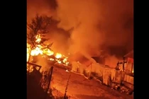 Video: Hỏa hoạn trong đêm, thiêu rụi 3 căn nhà ở Lai Châu