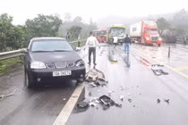 4 xe ô tô va chạm liên hoàn trên đường cao tốc Nội Bài - Lào Cai