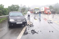 4 xe ô tô va chạm liên hoàn trên đường cao tốc Nội Bài - Lào Cai