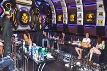 Nam thanh nữ tú bay lắc cỡ nào trong karaoke Ba Năng ở Bến Tre?