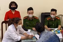 Một phụ nữ Hà Nội không đeo khẩu trang bị phạt 200.000 đồng