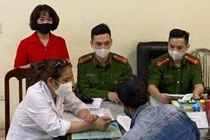 Một phụ nữ Hà Nội không đeo khẩu trang bị phạt 200.000 đồng