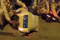 Cố thủ trong xe nhiều giờ và loạt chiêu trò “qua mặt” CSGT của xế xỉn