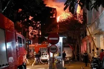 Hà Nội: Cháy nhà 3 tầng gần trạm xăng, người dân hoảng loạn tháo chạy