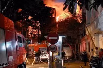 Hà Nội: Cháy nhà 3 tầng gần trạm xăng, người dân hoảng loạn tháo chạy