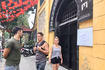 Khách Tây thẫn thờ vì loạt di tích tại Hà Nội đóng cửa phun khử trùng phòng dịch Covid-19