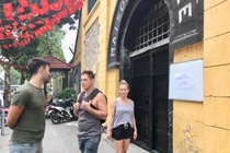 Khách Tây thẫn thờ vì loạt di tích tại Hà Nội đóng cửa phun khử trùng phòng dịch Covid-19