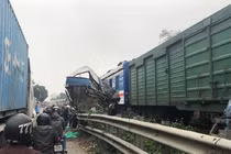 Cố băng qua đường ray tàu, xe tải chở cá bị tàu hỏa tông biến dạng
