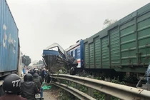 Cố băng qua đường ray tàu, xe tải chở cá bị tàu hỏa tông biến dạng