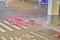 Video: Tông vào trụ bê tông, siêu xe Lamborghini 69 tỷ đồng nát đầu
