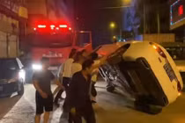 Video: Người dân hò nhau lật ô tô, dọn đường cho xe cứu hỏa