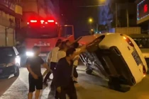 Video: Người dân hò nhau lật ô tô, dọn đường cho xe cứu hỏa